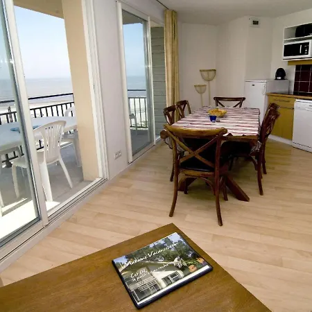 Comfortably Furnished With A Sea View شقة *